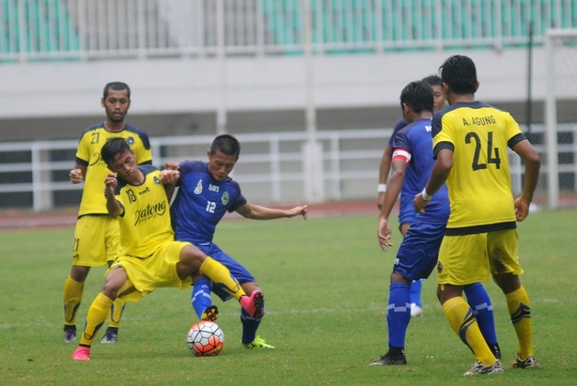Tim sepak bola Jabar (biru) mengalahkan tim Jatim 2-1 pada laga perdana Grup A PON XIX di Stadion Pakansari di Cibinong, Bogor, pekan lalu. Tim Jabar berhasil melaju ke final melawan Sulawesi Selatan pada Rabu (28/9).