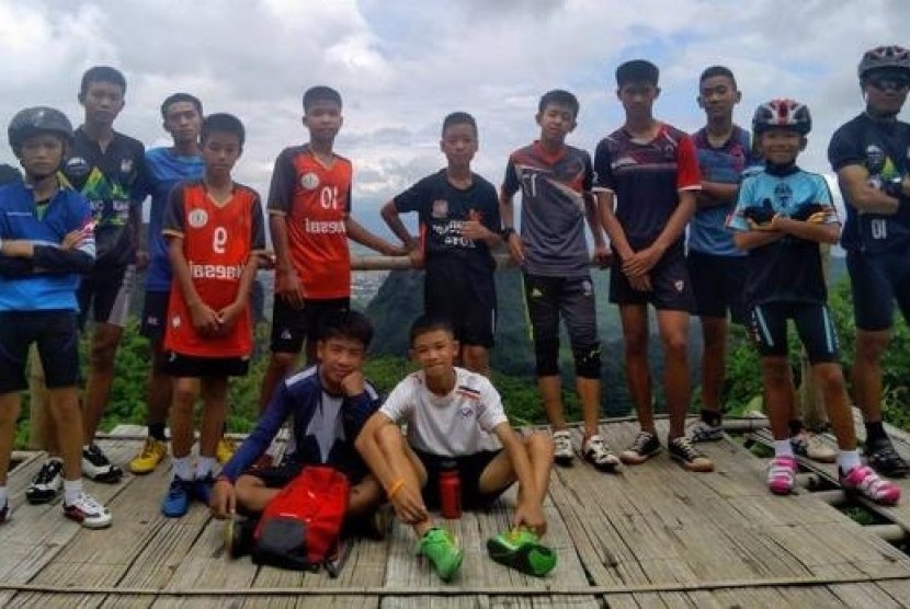 Tim sepak bola junior Thailand yang dilaporkan hilang. Foto diambil dari laman Facebook sang pelatih, Akkapol Chantawong.