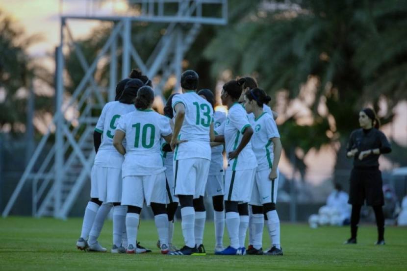 Tim sepak bola putri (wanita) Arab Saudi. 700 Pemain Sepak Bola Putri Arab Saudi Berebut Masuk Timnas 