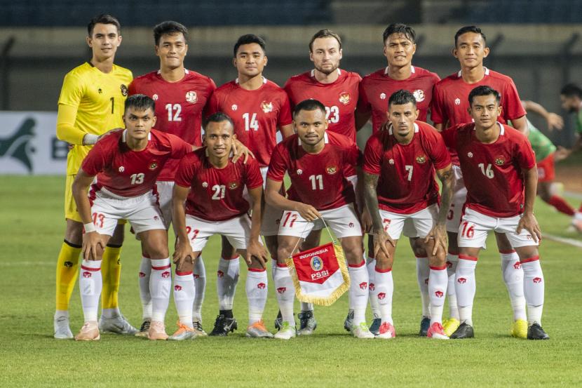 Tim sepak bola Timnas Indonesia foto bersama saat laga persahabatan FIFA Indonesia melawan Bangladesh di Stadion Si Jalak Harupat, Kabupaten Bandung, Jawa Barat, Rabu (1/6/2022).