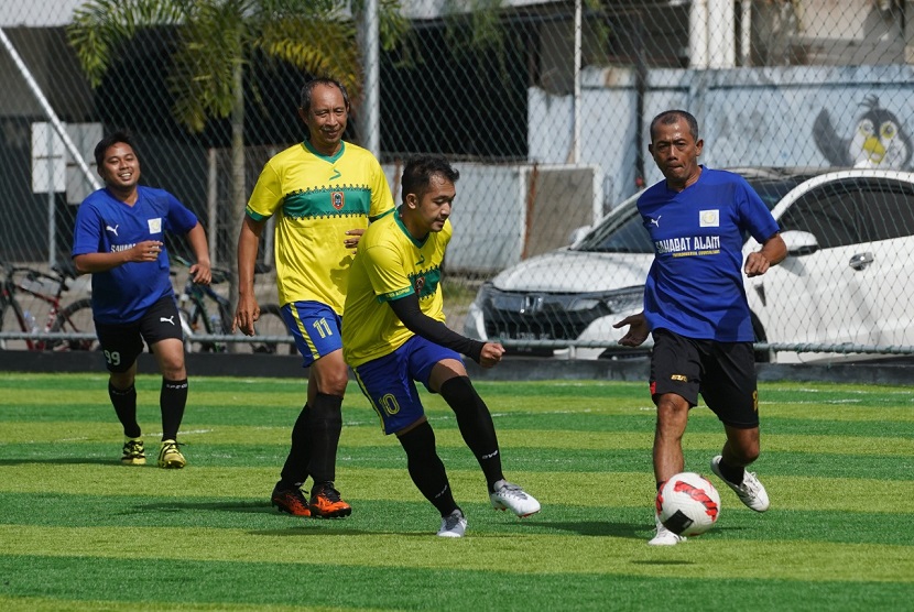 Tim sepakbola Biro Administrasi Pimpinan ( Adpim) Setda Provinsi Kalimantan Selatan kembali menggelar fun soccer. Kali ini lawan Biro Adpim bertanding dengan Dinas Kelautan dan Perikanan (Dislautkan) Provinsi Kalimantan Selatan.