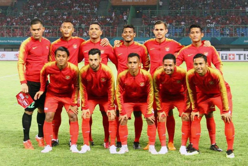 Tim sepakbola Indonesia foto bersama jelang pertandingan melawan Chinese Taipei di Grup A Asian Games ke-18 di Stadion Patriot, Bekasi Minggu (12/8). 