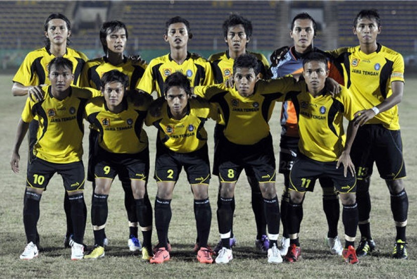  Tim sepakbola Jateng pada pertandingan semifinal sepakbola PON XVIII 2012 di stadion Kaharuddin Nasution, Rumbai, Riau. 