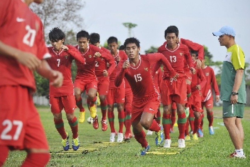 Tim Sepakbola Nasional Indonesia saat berlatih teknik dan fisik di Stadion UNRI, Pekanbaru, Riau.