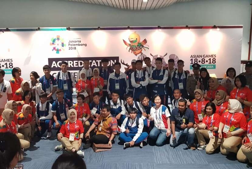 Tim sepakbola putra Taiwan, menjadi kontingen pertama yang secara resmi tiba di bandara internasional Soekarno Hatta. Tampak dalam gambar petugas INASGOC berpose bersama tim Sepakbola putra Taiwan.