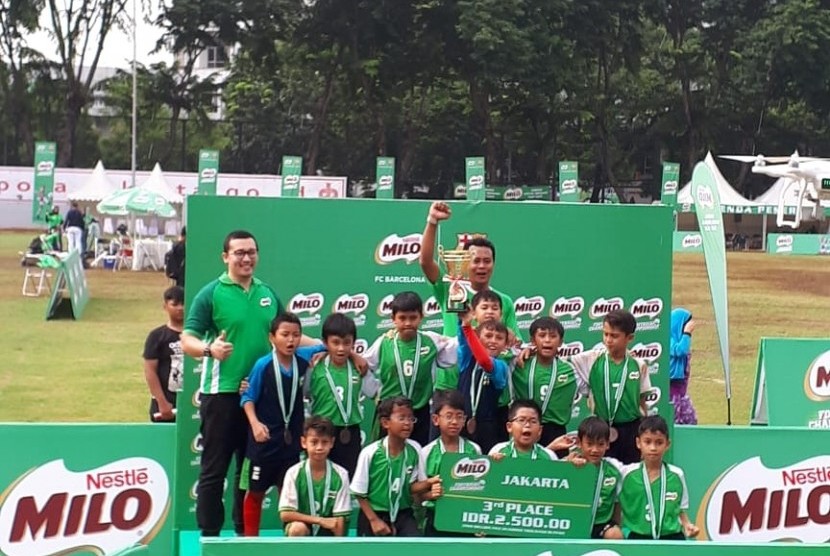 Tim sepak bola SD Bakti Mulya 400 berhasil meraih juara ketiga Kick Off Final Regional Jakarta Milo Football.