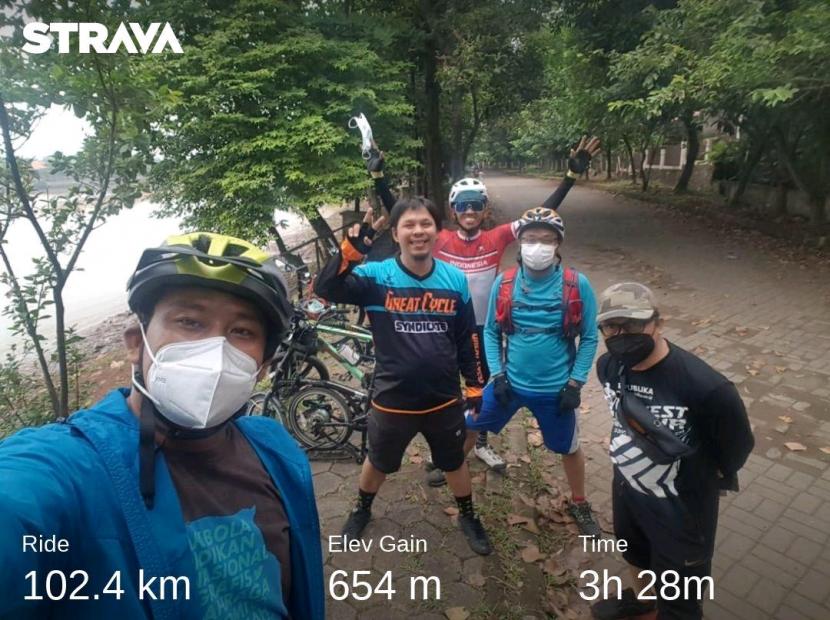 Tim Sepeda Republika, Republikayuh, saat bersepeda di Setu Babakan, Jakarta Selatan, Ahad (12 September 2021). 