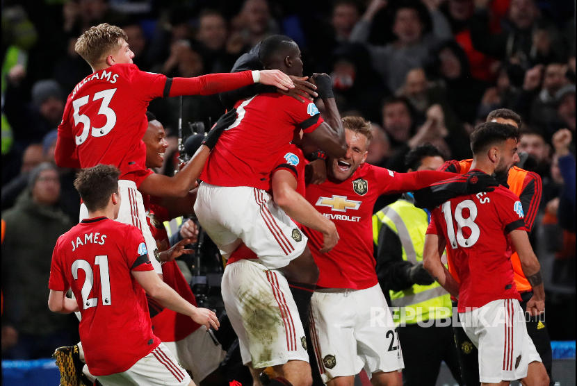 Tim Setan Merah merayakan gol Harry Maguire pada laga antara Chelsea melawan Manchester United di Stamford Bridge, London, Selasa (18/2) dini hari. 