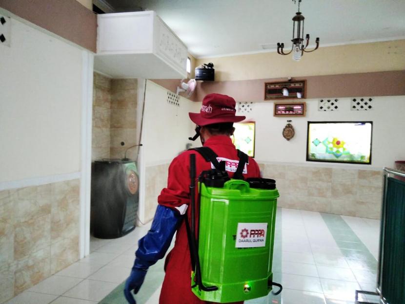 tim Siaga Bencana (SIGAB) bersama tim Kampung Bersih (Kasih) PPPA Daarul Qur’an telah melakukan aksi preventif dengan menyemprotkan cairan disinfektan ke puluhan tempat umum.
