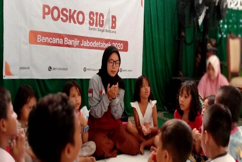 Tim Siaga Bencana (SIGAB) PPPA Daarul Qur’an melakukan trauma healing kepada anak-anak di Petamburan