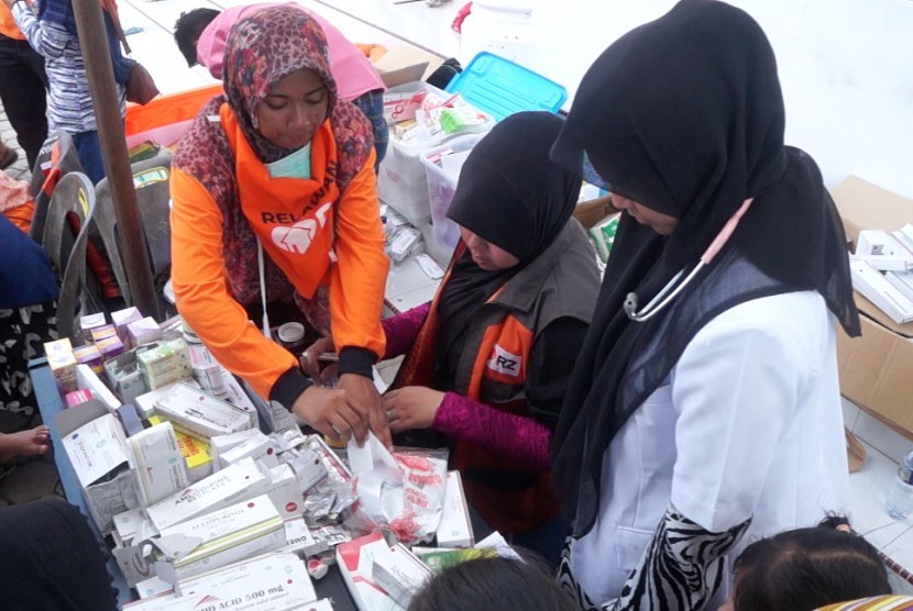 Salah satu kegiatan relawan Rumah Zakat, yakni Tim Siaga Sehat yang membantu korban gempa di Pidie Jaya, Aceh