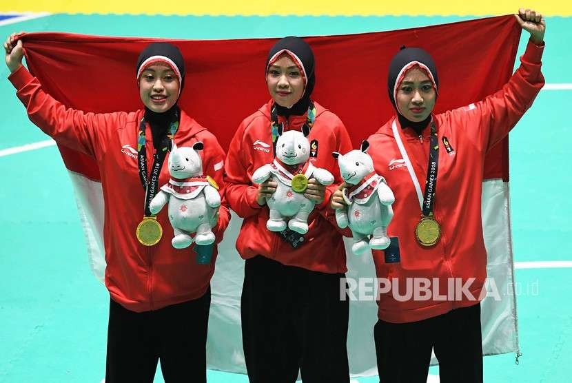 Indonesian fighters Pramudita Yuristya (left), Lutfi Nurhasanah (center) and Gina Tri Lestari (right) emerged as champions in the women's group pencak silat finals at Asian Games 2018 at Padepokan Pencak Silat Taman Mini Indonesia Indah (TMII), Jakarta, Wednesday (August 29). 