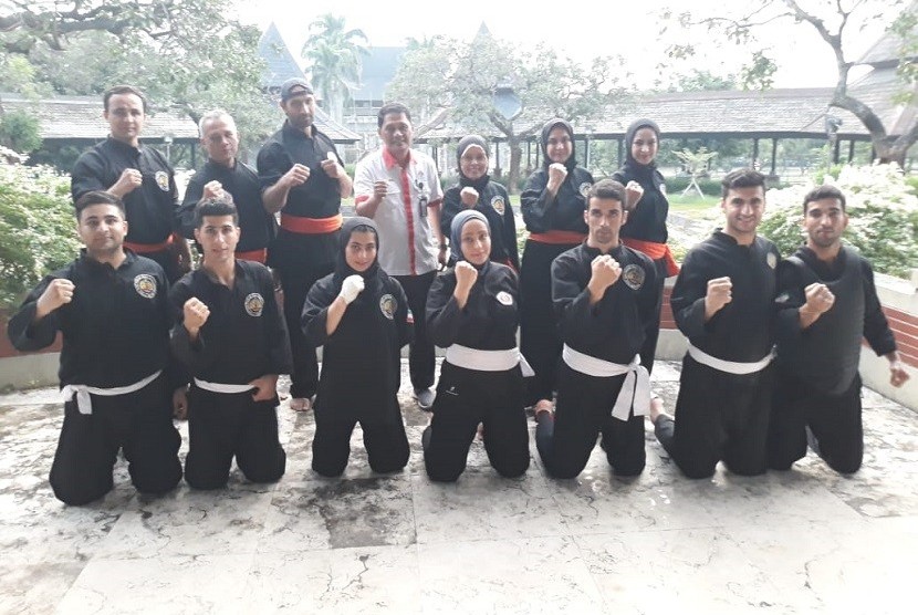 Tim Silat Iran saat latihan di padepokan silat TMII bersama perwakilan Kemenpora Herman Chaniago.