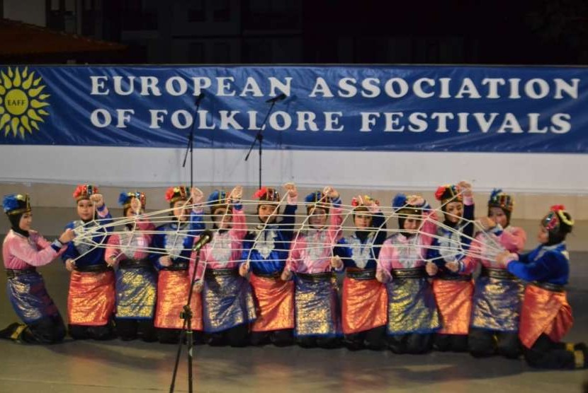 Tim SMA Labschool berhasil menjadi juara di kompetisi folklore tingkat dunia yang digelar di Bulgaria.
