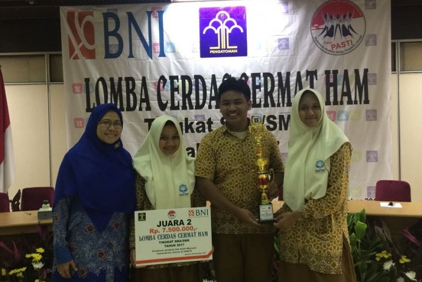 Tim SMAIT Nurul Fikri berhasil meraih juara kedua Lomba Cerdas Cermat HAM tahun 2017. 