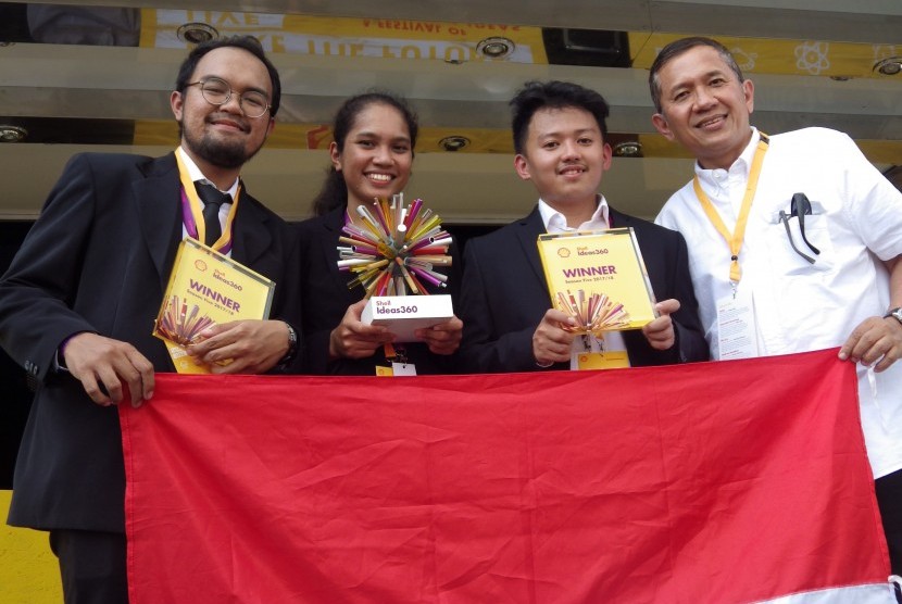 Tim Smart Car MCS Indonesia saat menerima juara pertama di Shell Make the Future Live.