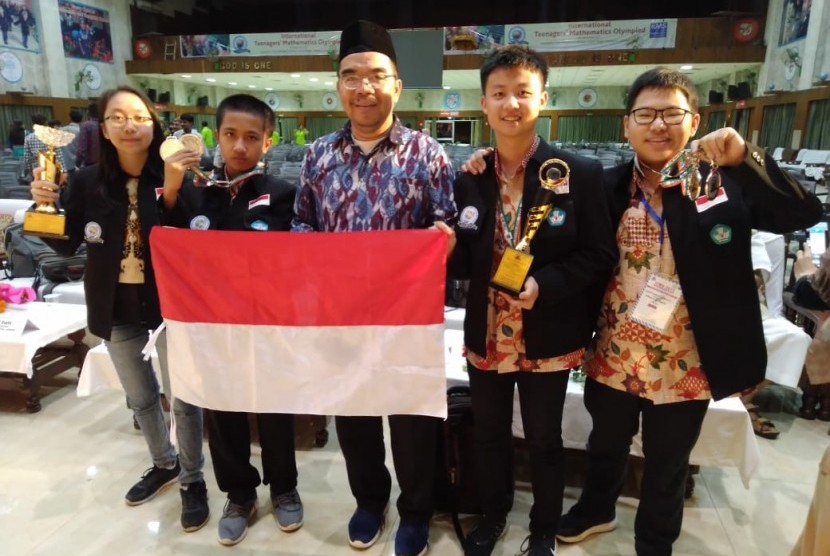 Tim SMP Indonesia menjadi juara umum lomba matematika di India.