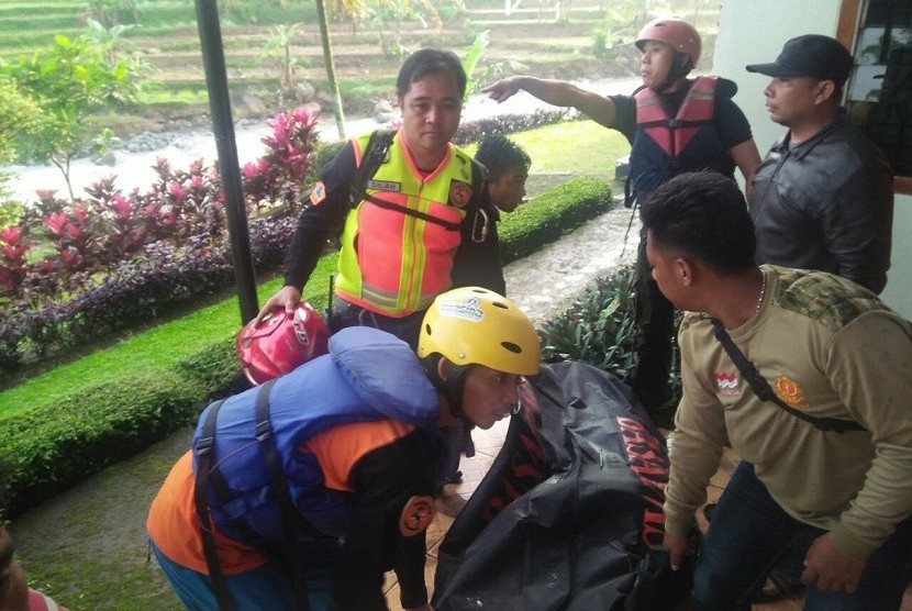  Tim SOAR Rafting Taman Wisata Matahari, Bogor, mengangkat jasad pengusaha Hari Darmawan. Hari ditemukan tewas di aliran Sungai Ciliwung, Bogor, pada Sabtu (10/3) pagi.