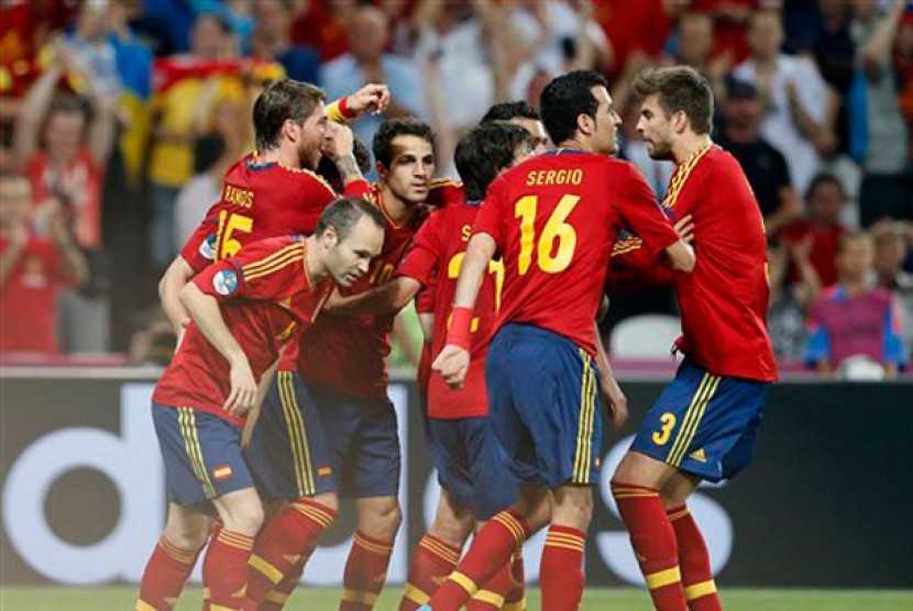Tim Spanyol merayakan gol ke gawang Prancis