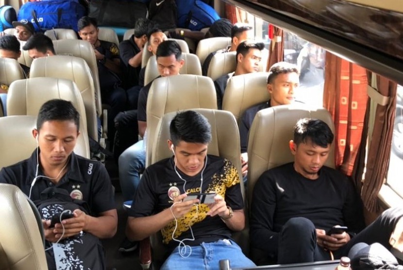 Tim Sriwijaya FC dalam perjalanan dari Jakarta menuju Cilegon, Rabu (10/1).
