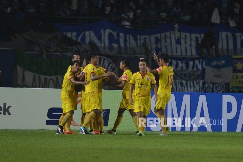 Tim Sriwijaya merayakan gol Alberto Goncalves dalam pertandingan Torabika Soccer Championship di Stadion Si Jalak Harupat, Bandung, Kamis (30/4).