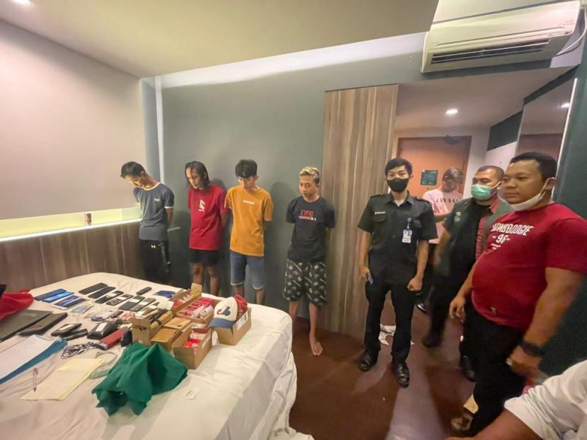 Tim Subdit Cyber dan Indag Direktorat Reserse Kriminal Khusus Polda Jabar saat menggerebeg para tersangka di sebuah hotel di Kota Bandung.