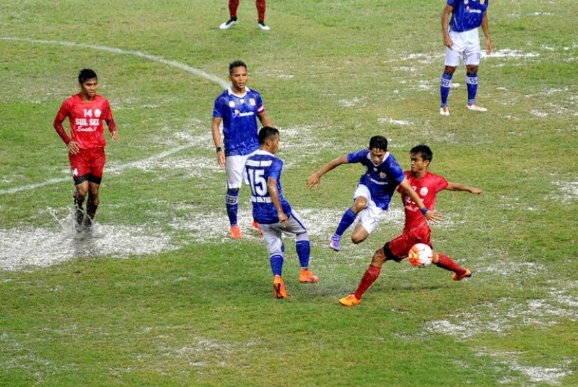 Tim Sulawesi Selatan (merah) mengalahkan Kalimantan Timur 1-0 dalam laga Grup D di Stadion Patriot, Bekasi, Sabtu (24\9). Sulawesi Selatan lolos ke semifinal sebagai runner up Grup D dan akan bertemu Sumatra Selatan di semifinal.