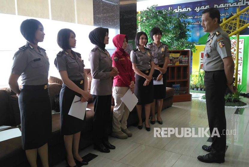 Tim supervisi Humas Mabes Polri Akbp Pandra Arsyad bersama pembina Allegrina surviva memberikan pengarahan kepada enam anggota polwan Polda Gorontalo.