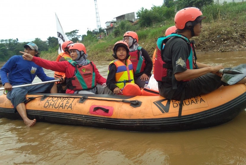 Tim survei pascabanjir Yayasan Tjondet kita menyusuri aliran sungai (DAS) Ciliwung sekitar Condet dan Pejaten, Jakarta, Sabtu (17/2). 