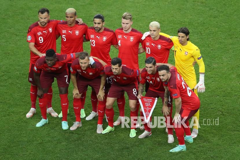 Tim Swiss berpose sebelum pertandingan Grup A kejuaraan sepak bola Euro 2020 antara Swiss dan Turki di Stadion Olimpiade Baku di Baku, Azerbaijan, Ahad (20/6).