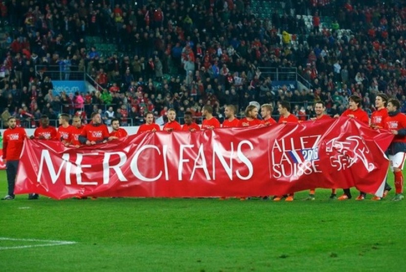 Tim Swiss membentangkan spanduk ucapan terima kasih kepada fan mereka setelah memstikan lolos ke putaran final PialaEropa 2016