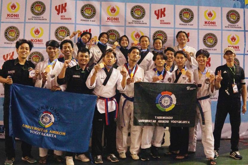 Tim taekwondo Amikom Yogyakarta yang mengikuti Kejuaraan Taekwondo Wali Kota Cup IX Tahun 2022.