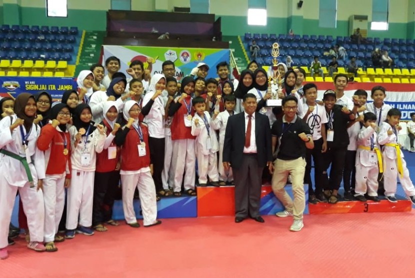 Tim taekwondo Espa Depok berpose usai kejuaraan taekwondo Oh Il Nam Open di Jakarta, 23-24 Februari.