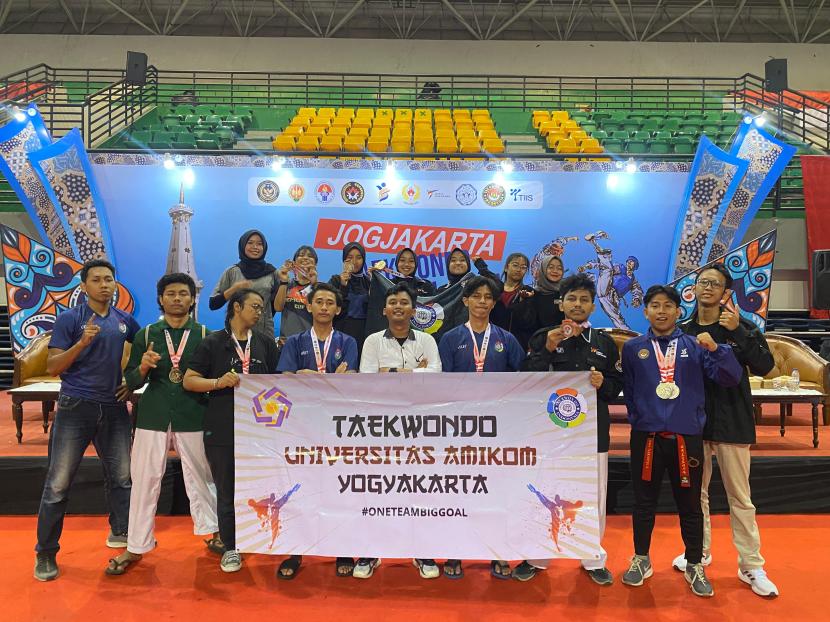 Tim Taekwondo Universitas Amikom Yogyakarta yang meraih medali dalam Kejuaraan Jogjakarta Taekwondo International Open 2023. 