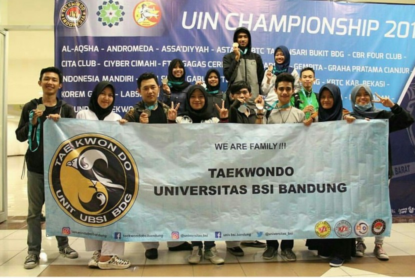Tim taekwondo Universitas BSI Bandung memboyong 12 medali pada kejuaraan UIN Championship 2017.  
