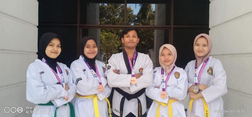 Tim taekwondo Universitas Muhammadiyah Malang (UMM) berhasil memborong medali di Kejuaran Online Indonesia International Biho President Cup 2021. 