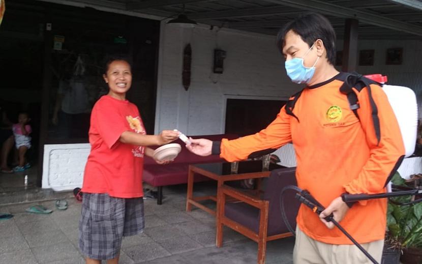 Tim Tanggap Covid-19 Universitas Widya Mataran (UWM) menggelar kegiatan sosial dengan membagikan hand sanitizer kepada warga dan pengendara.