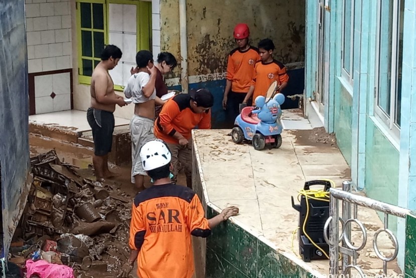 Tim TASK Hidayatullah bersama warga, membersihkan mushala.