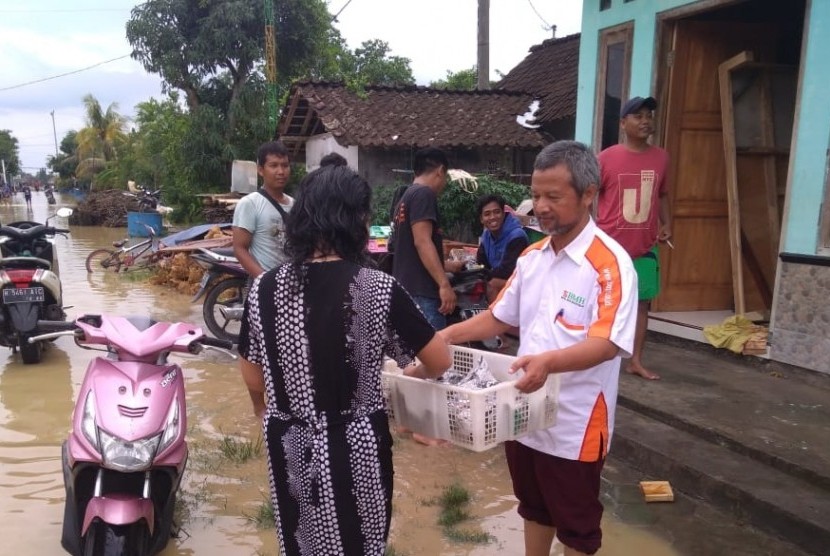 Tim TASK Hidayatullah melakukan aksi pembagian makanan siap santap, dan obat-obatan, serta  bersih-bersih rumah warga korban banjir di Grobogan, Jawa Tengah.
