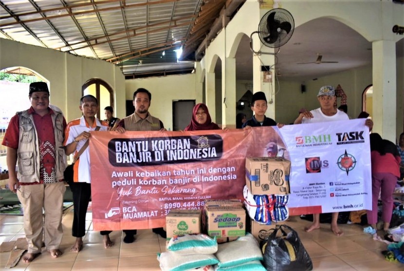 Tim TASK Hidayatullah menyerahkna bantuan logistik untuk warga korban banjir Tangerang Selatan (Tangsel).