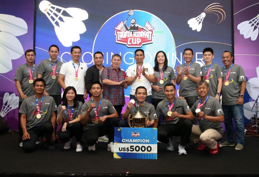 Tim Taufik Hidayat Arena juara turnamen bulu tangkis senior Taufik Hidayat Cup 2024.