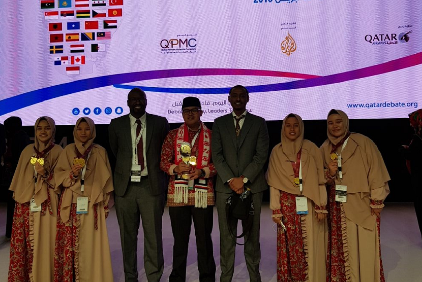 Tim Tazkia International Islamic Boarding School (IIBS) Malang yang mewakili Indonesia untuk tampil dalam lomba debat Bahasa Arab internasional di Doha, Qatar.