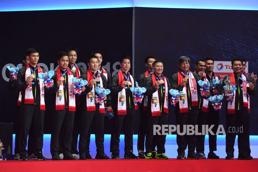 Tim Thomas Indonesia menerima medali perunggu saat penyerahan Piala Thomas 2018 di Impact Arena, Bangkok, Thailand, Ahad (27/5). 