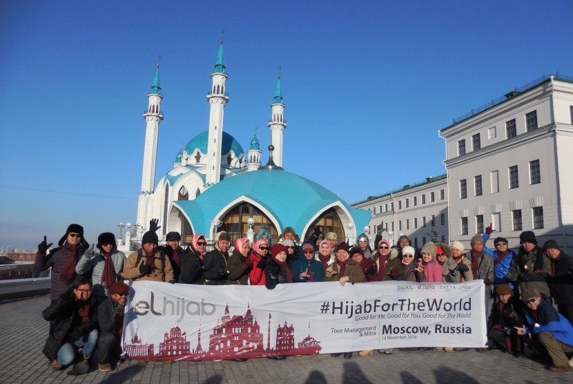 Tim trip Elhijab berfoto di depan Masjid Kul Syarif, Kazan.