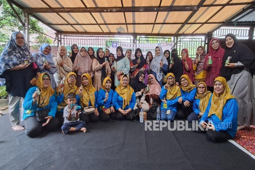 Tim dosen UBSI memberikan pelatihan untuk membantu warga Bojonggede, Bogor bisa mengelola limbah rumah tangga menjadi produk ramah lingkungan sekaligus bernilai ekonomis. 