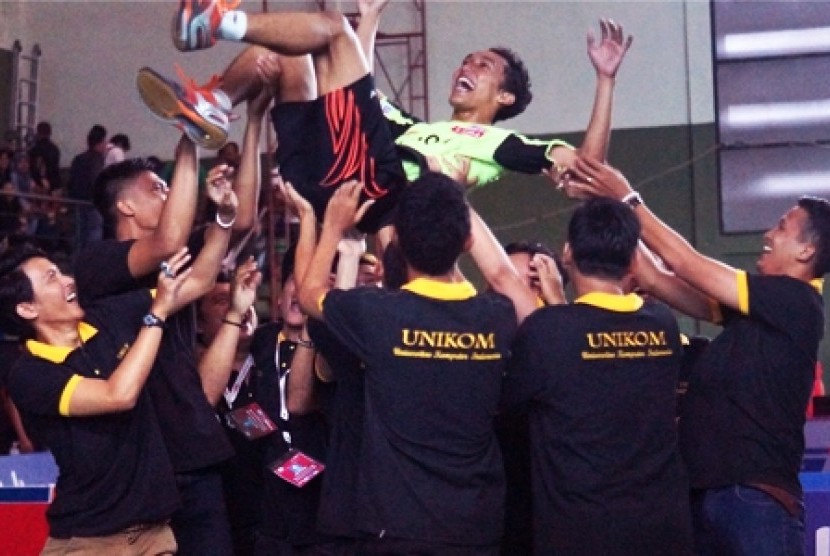 Tim Unikom Putra Merayakan Kemenangan Atas Tim UPI