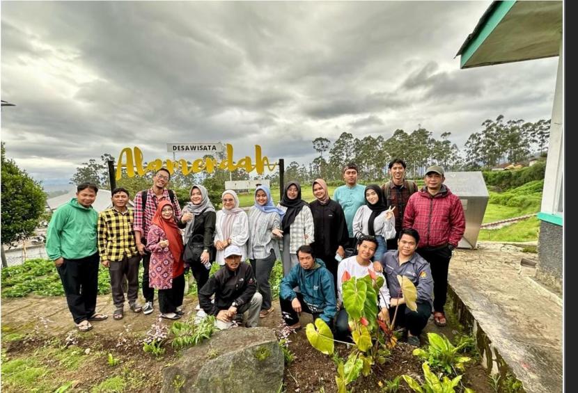 Tim Unisba memberikan pelatihan di salah satu Desa Binaan LPPM UNISBA yaitu Desa Wisata Alamendah, Kabupaten Bandung
