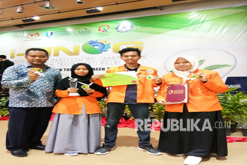 Tim Universitas Ahmad Dahlan (UAD) yang dikirim International Festival Innovation on Green Technology di Malaysia, Kamis (19/4).  Pada kesempatan itu, dua tim berhasil meraih prestasi bergengsi dan satu tim mendapat penghargaan kategori eco value.