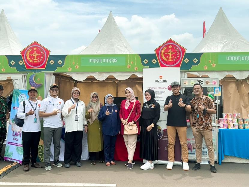 Tim Universitas Krisnadwipayana (Unkris) turut ambil bagian dalam kegiatan bazar Ramadhan yang digelar Markas Besar TNI di Mabes TNI Cilangkap Jakarta Timur, selama dua hari, yakni pada 13-14 April 2023.