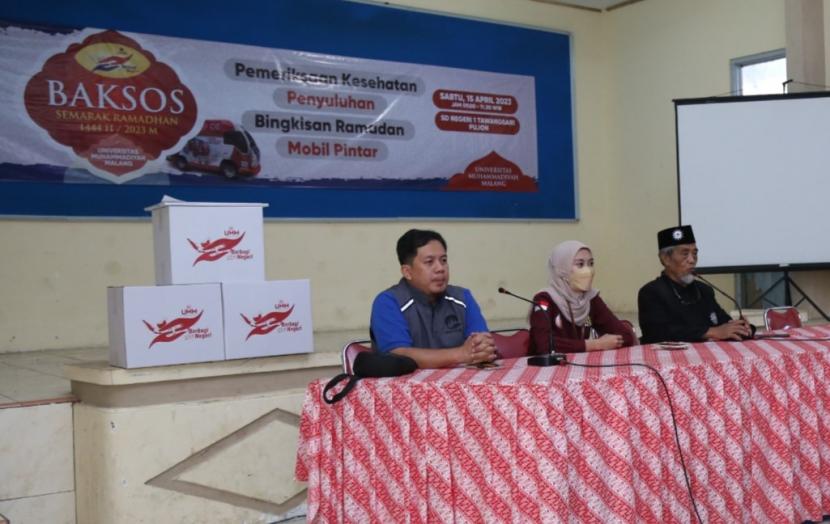  Tim Universitas Muhammadiyah Malang (UMM) melaksanakan bakti sosial (baksos) di berbagai lokasi, salah satunya Desa Tawangsari, Kecamatan Pujon, Kabupaten Malang. 